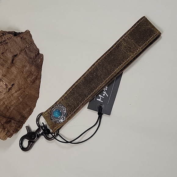 Distressed Leather Wristlet Looped Keychain, concho - Picture 2 of 4